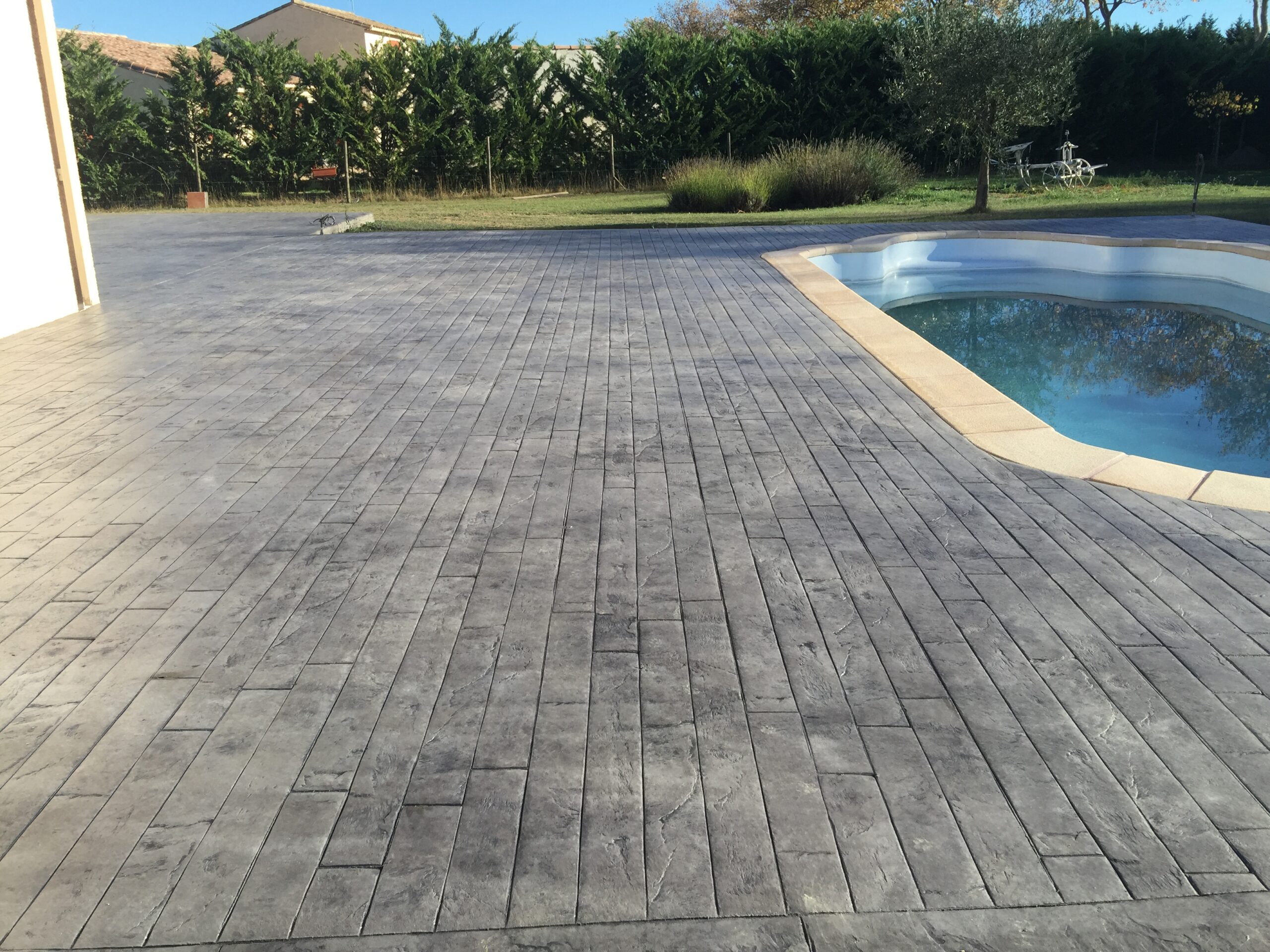 Solutions modernes pour sols époxy, béton imprimé et quartz